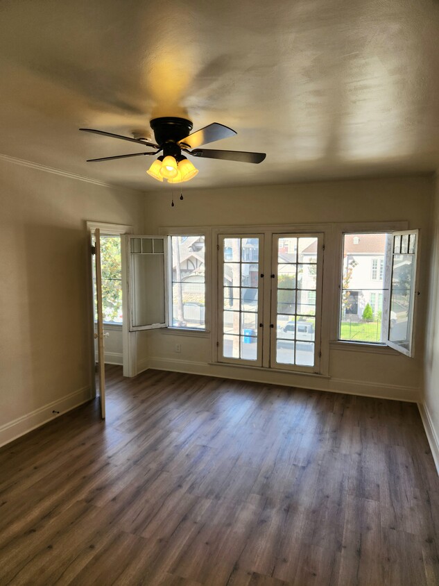 Front facing living room - 1224 4th Ave