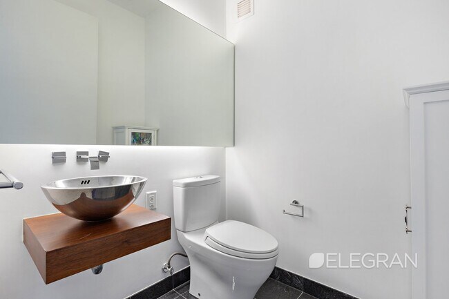 Foto del edificio - 247 W 46th St