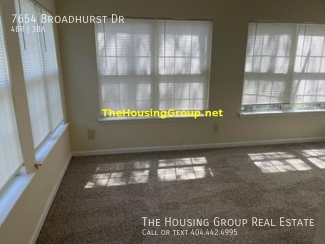 Building Photo - Spacious 3 Bedroom