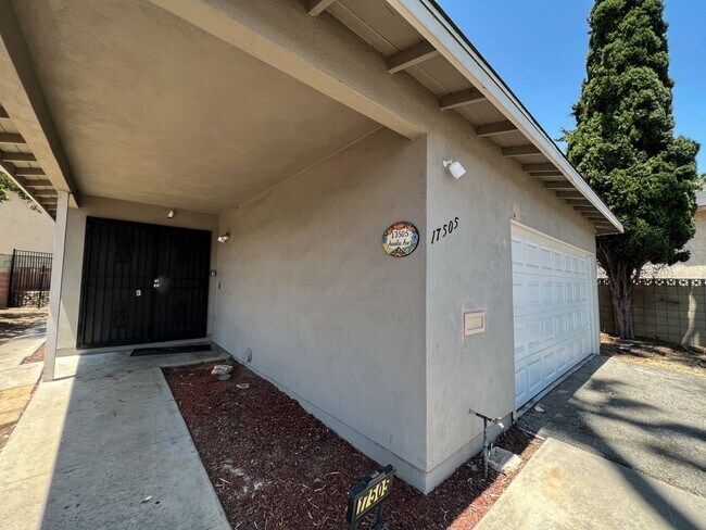 Foto del edificio - **17505 Amantha Carson** 5 bedrooms 2 bath...