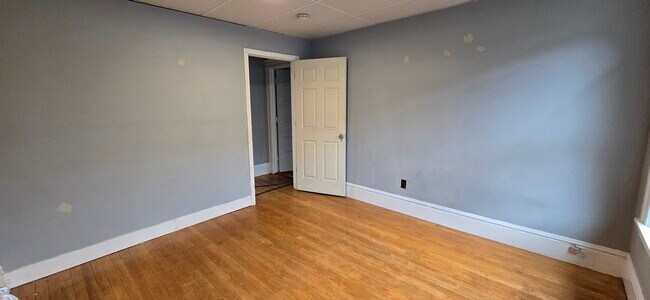 Building Photo - 144 Elm St