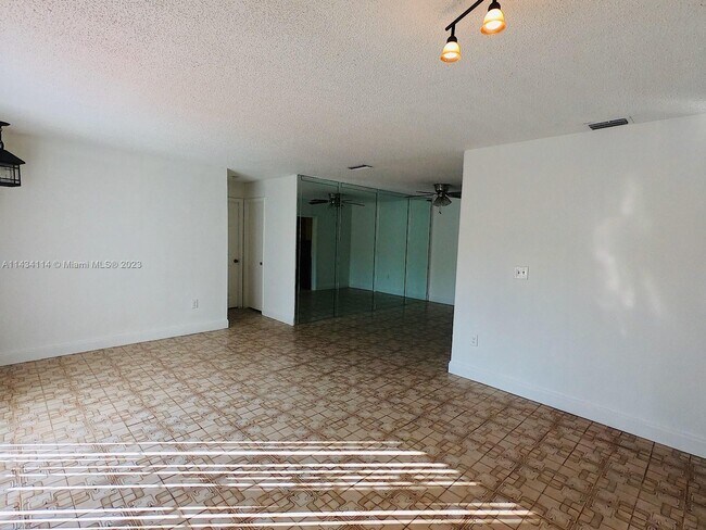 Foto del edificio - 3857 NW 213th St
