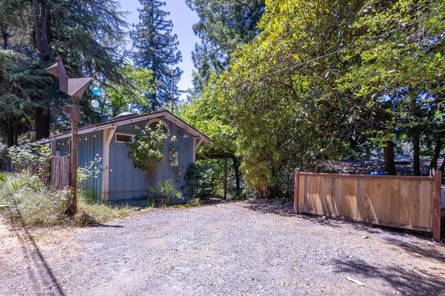 Building Photo - 550 square foot Fully Furnished short term...