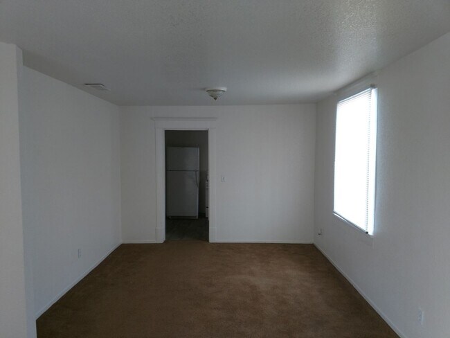 Foto del edificio - 3 bedroom 2 bath westside cottage