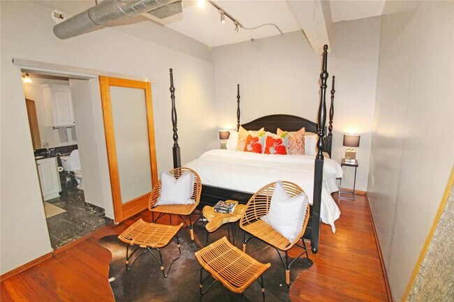 Building Photo - 711 Main St