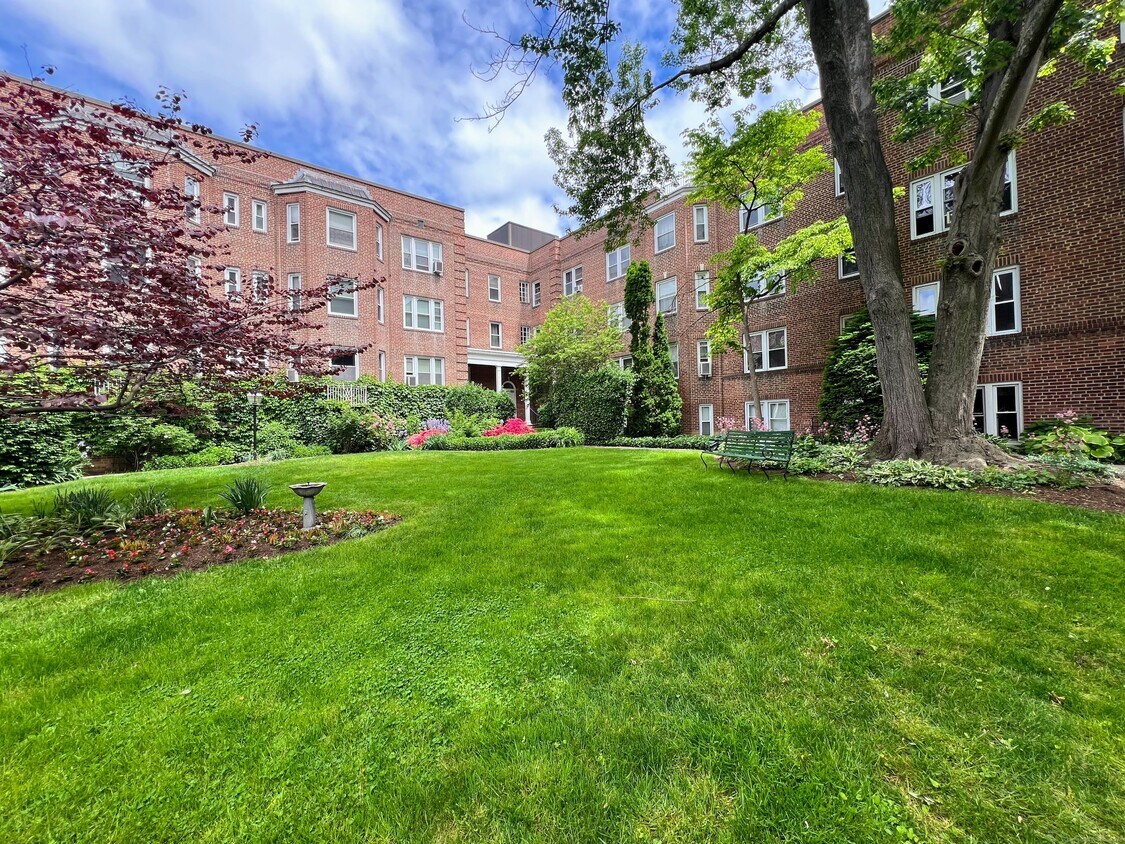 Primary Photo - 70 Strawberry Hill Ave