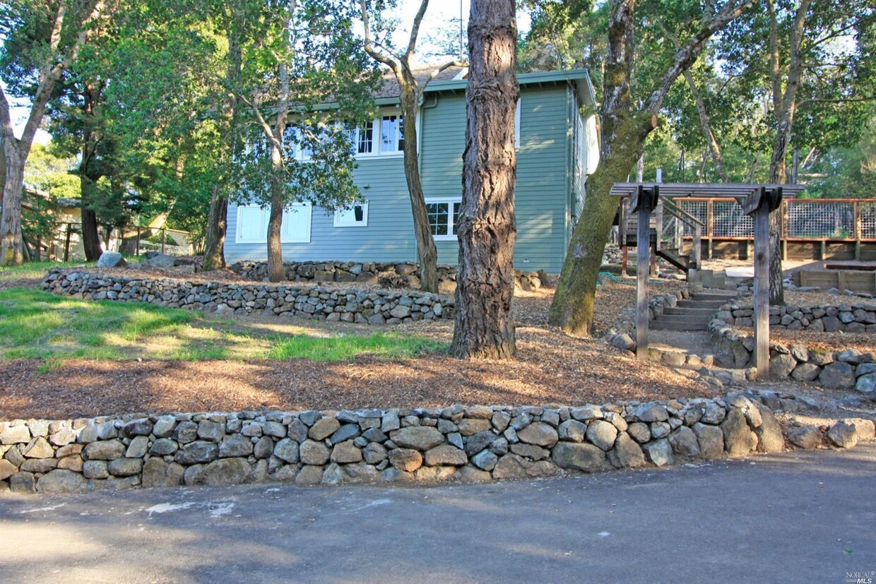 Primary Photo - 10 Rock Ridge Rd