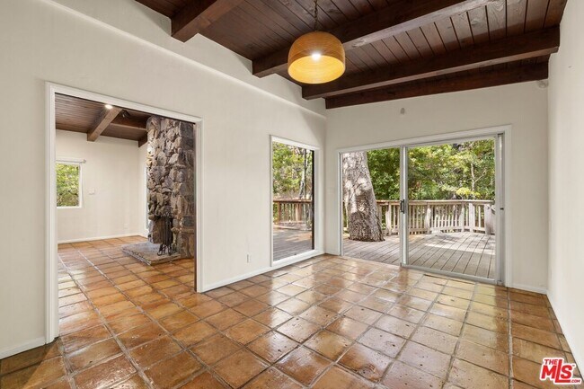 Foto del edificio - 2370 Nichols Canyon Rd
