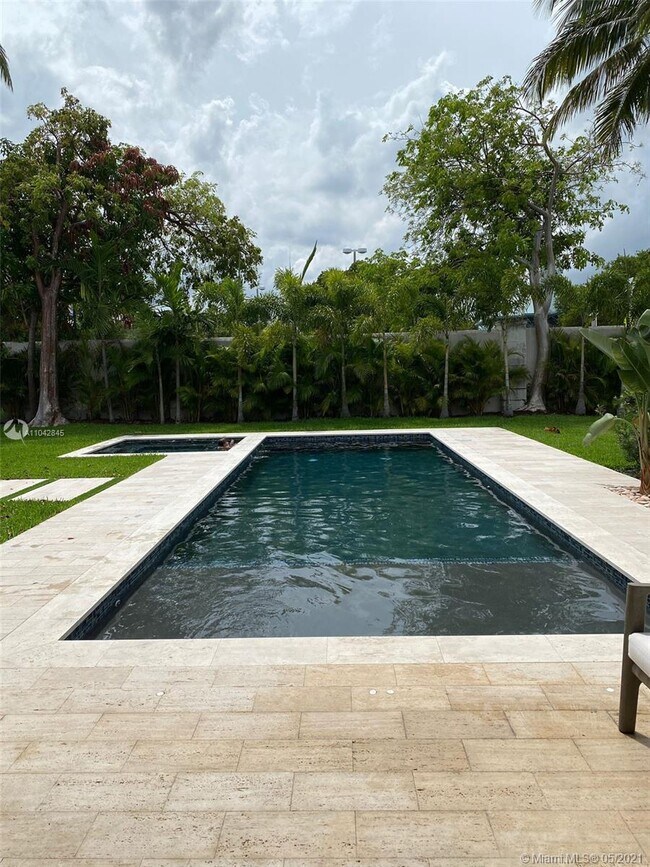 Foto del edificio - 4740 Bay Point Rd