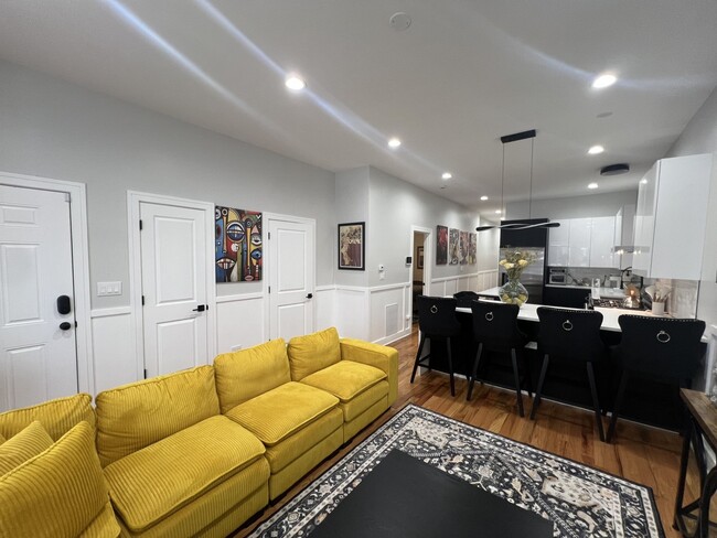 Foto del edificio - 6613 S Langley Ave