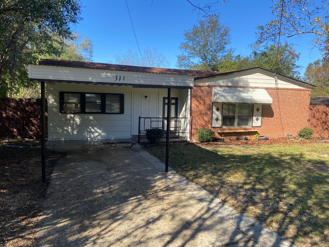 Foto principal - **ON HOLD**4 Bedroom / 1 Bathroom Home for...