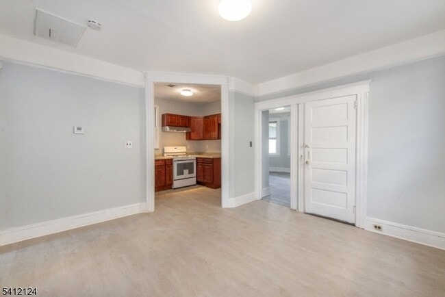 Building Photo - 51 Maple St