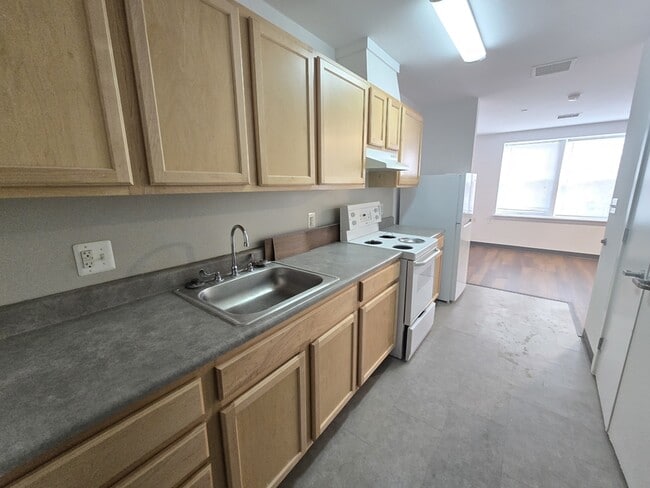 Building Photo - 516 N 52nd St