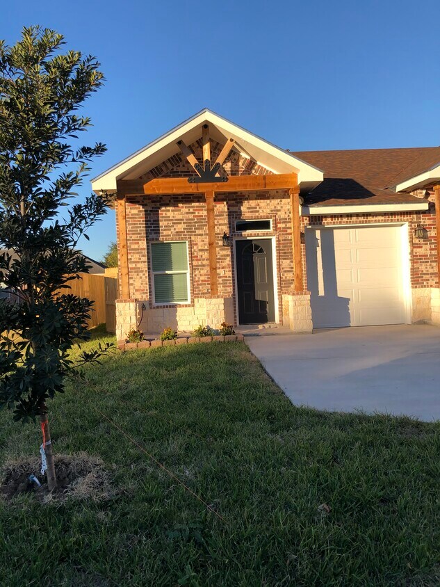 Primary Photo - 1027 Fairway Dr