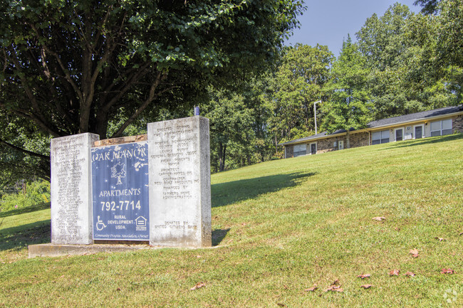 Building Photo - Oak Manor Apartments