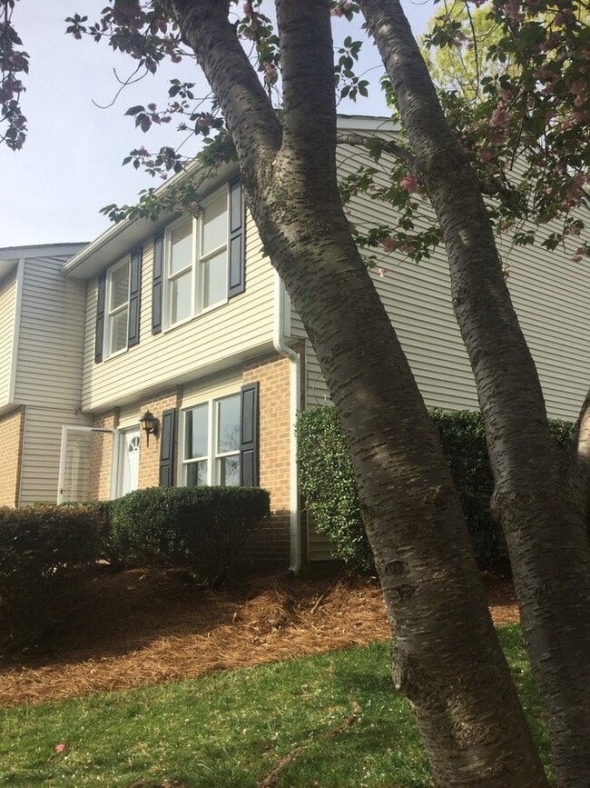 Building Photo - TOWNHOUSE  IN GREAT  NORTH RALEIGH LOCATIO...