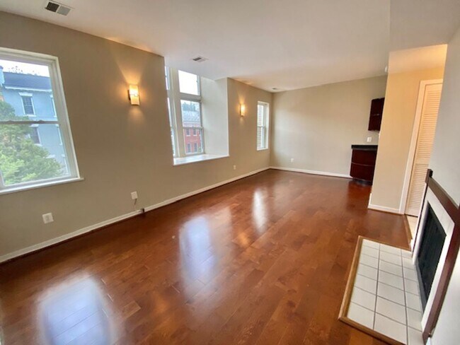 Foto del edificio - Dupont - West End Fabulous studio with decorative Fireplace & W/D