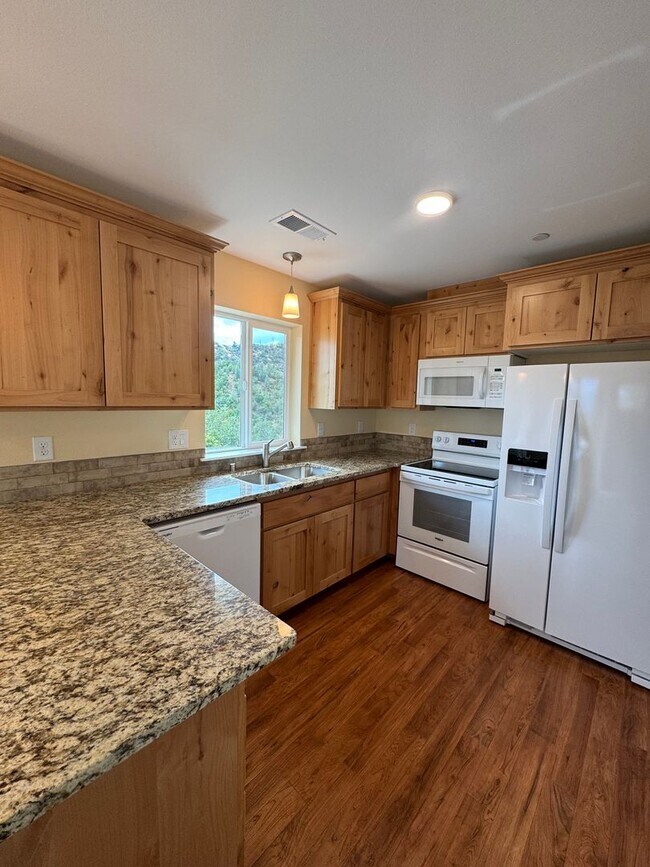 Building Photo - 2/1 HOME WITH BEAUTIFUL VIEWS