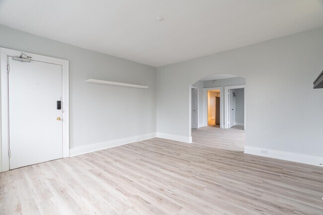 Building Photo - 425 Mckenzie Av