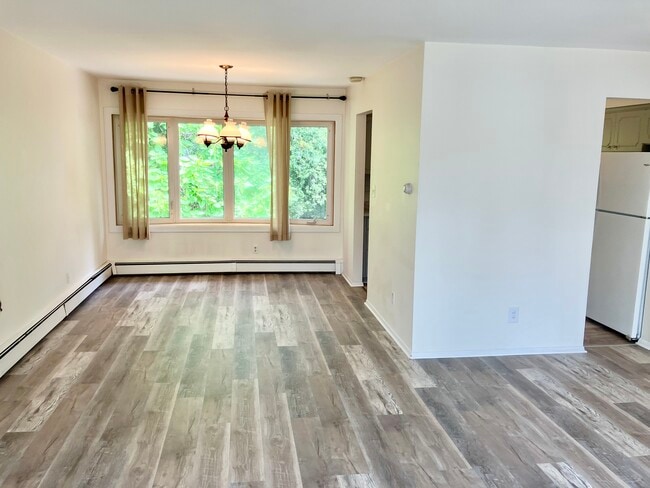 Comedor - 141 Dunbar Ave