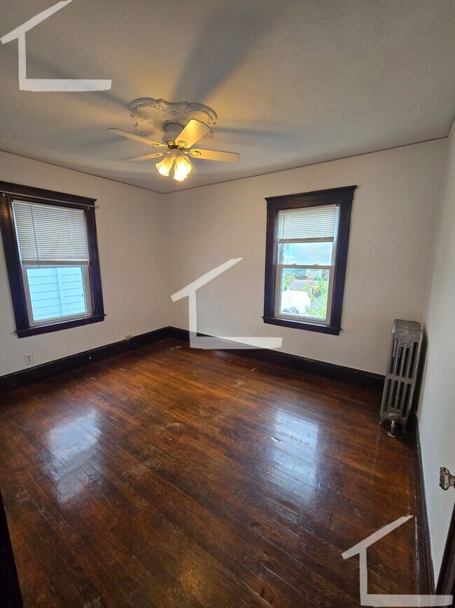 Building Photo - 2BR 1Bth unit. Great location! Laundry in building!