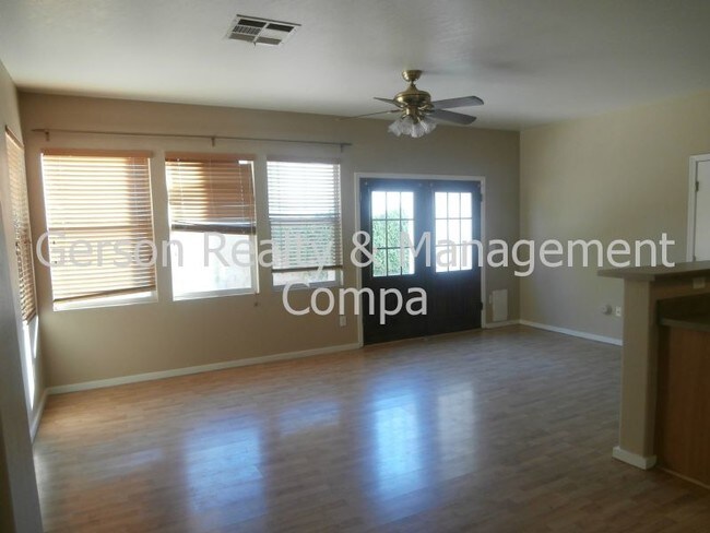 Foto del edificio - 8735 E Lakeview Ave