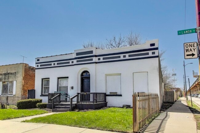 Building Photo - 322 N Lamon Ave