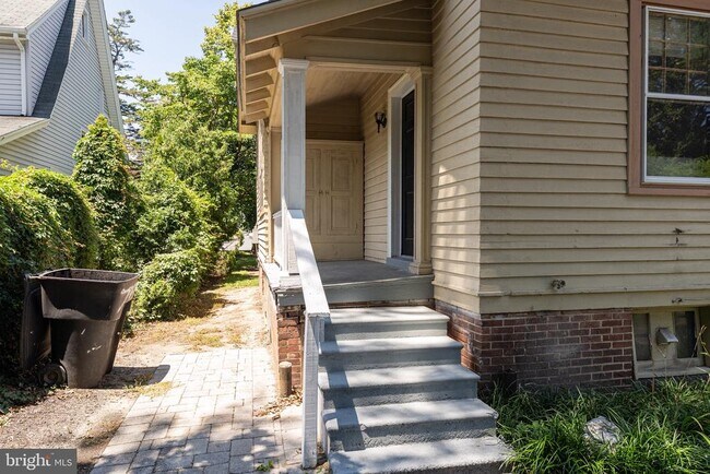 Building Photo - 733 Camden Ave