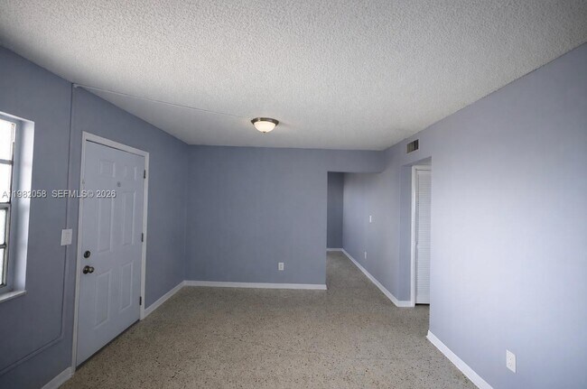 Foto del edificio - 2315 W Okeechobee Rd