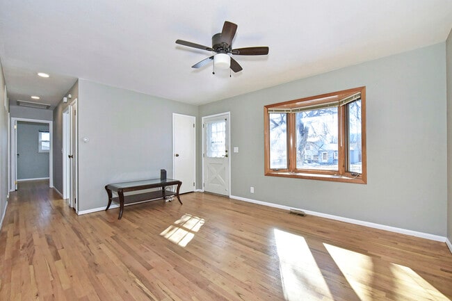 Building Photo - 123 N Brentwood Dr