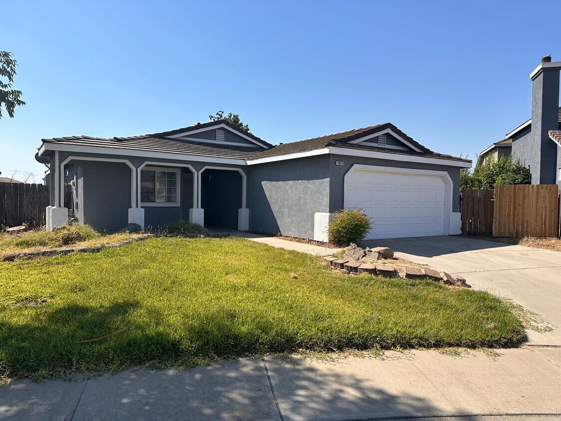 Primary Photo - Great 3 bedroom 2 bath home in Hilmar