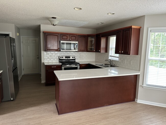 Building Photo - 421 Holly Ln