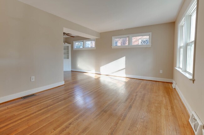 Living Room - 4820 Chamberlayne Ave