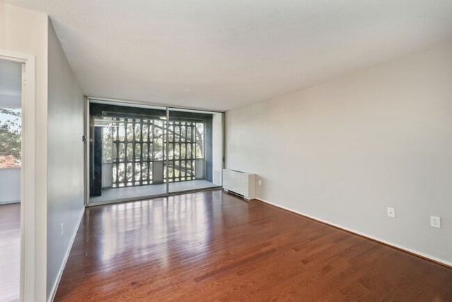 Foto del edificio - 1 bedroom 1 bathroom Condo in Navy Yard!
