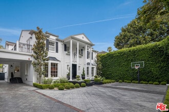 Building Photo - 9885 Carmelita Ave