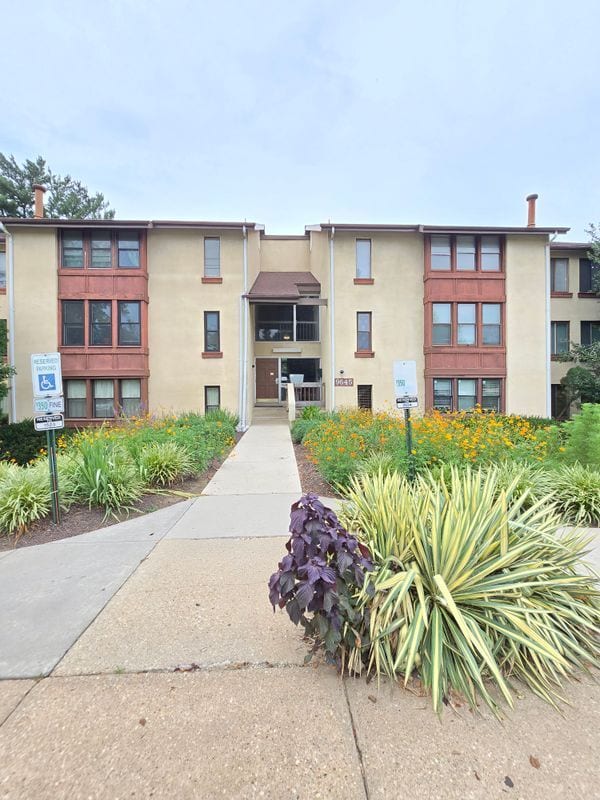 Building Photo - 9645 White Acre Rd