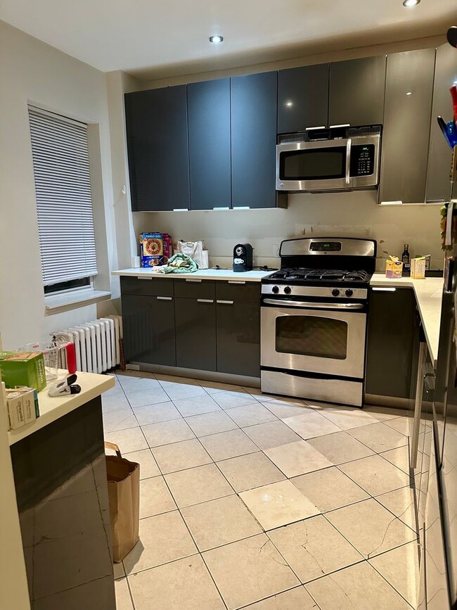 Building Photo - Charming 2 Bedroom-