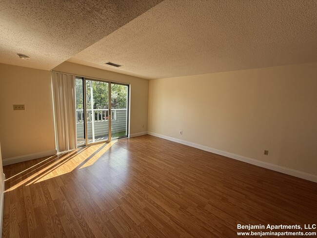 Foto del edificio - 142 North Beacon St