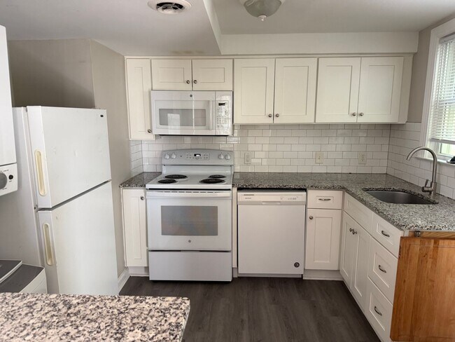 Foto del edificio - Comfort & Style: 2-Bedroom Raleigh Townhouse