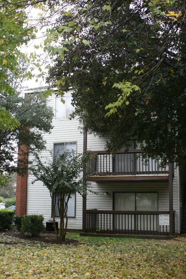 Building Photo - First floor 2 bedroom condo w a patio