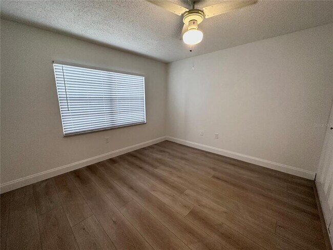 Foto del edificio - 13713 Mission Oaks Blvd