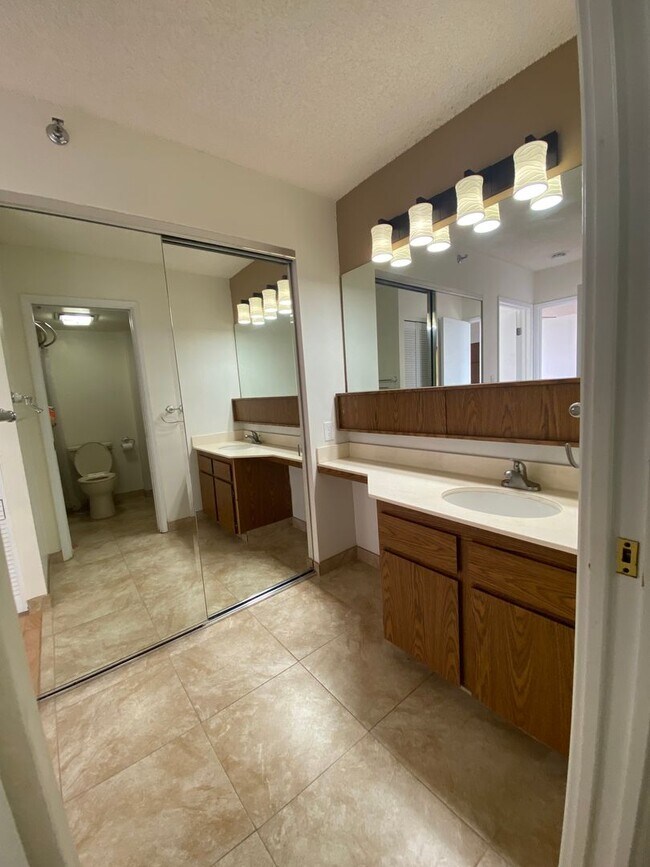 Foto del edificio - 2 Parking, 1 Bed, 1 Bath-24th Floor & W/D ...