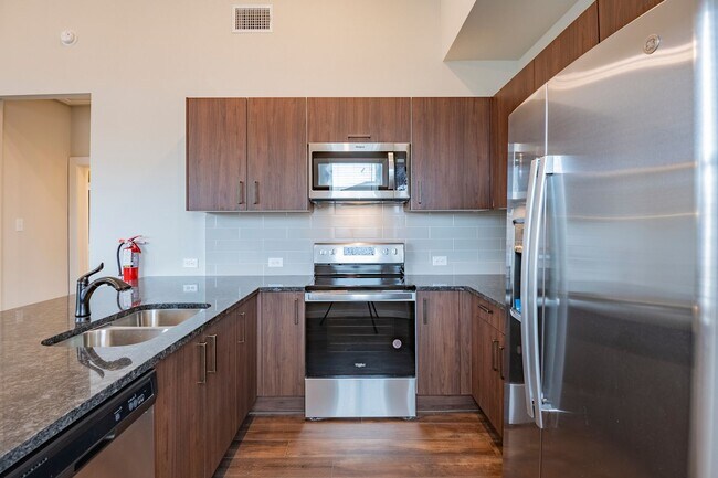 Building Photo - AVAILABLE NOW! GORGEOUS 2 BEDROOM FOUR PLE...