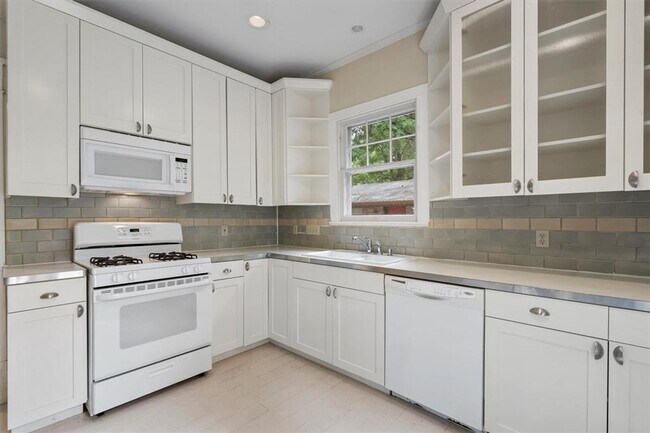 Foto del edificio - Exclusive New 4 Bed Remodeled with huge ba...