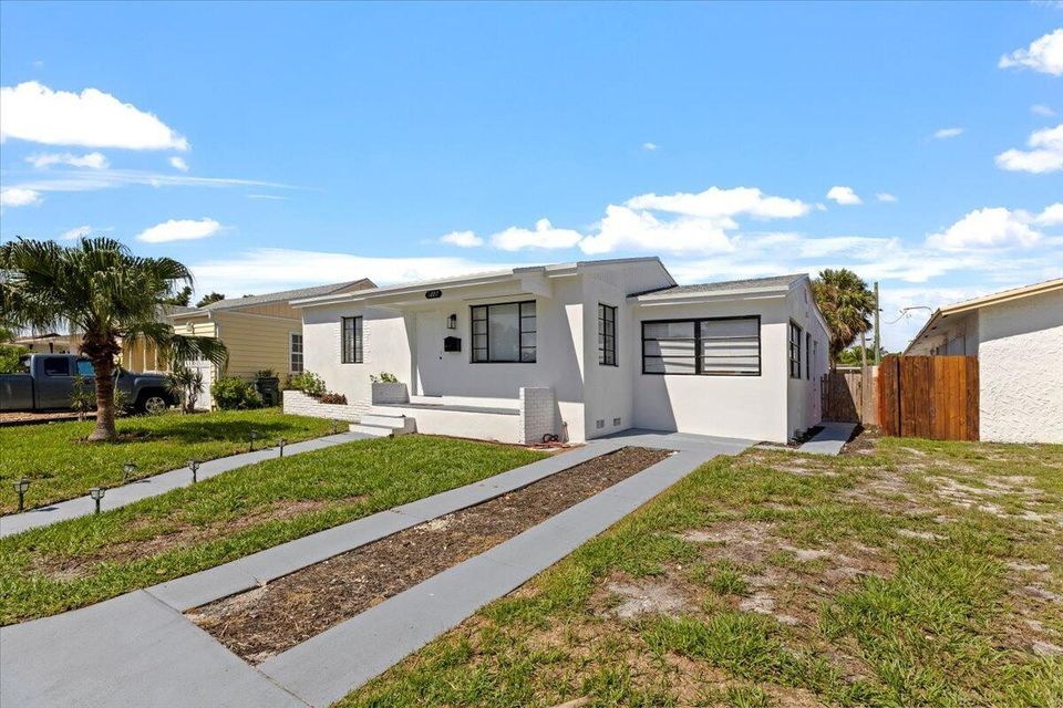 Primary Photo - 1227 N Ocean Breeze