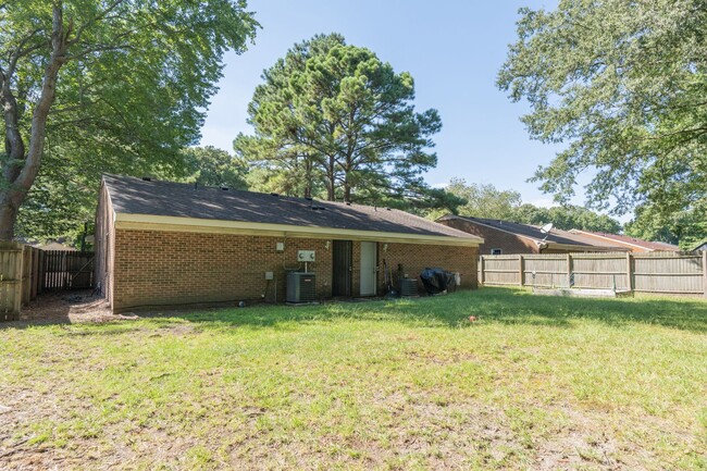 Building Photo - MOVE IN READY Apartment near College Drive...