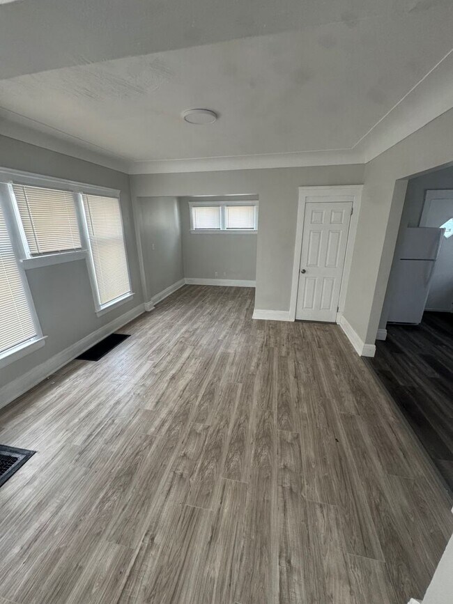 Building Photo - Charming 4-Bedroom Property in Prime Location