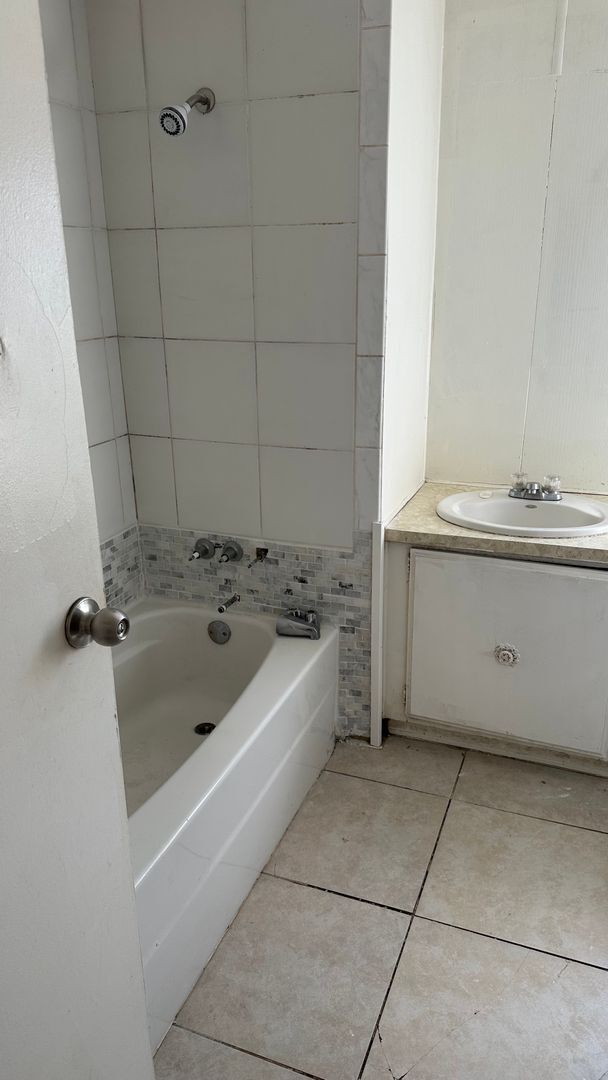Foto del edificio - 2 Bedroom / 1 1/2 bathroom home in Perris