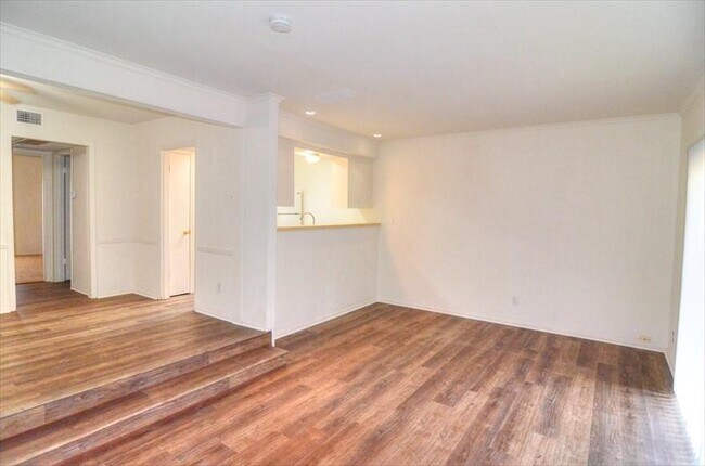 Building Photo - 6640 Eastridge Dr