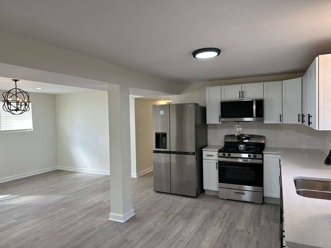 Eat-in kitchen - 219 N Waller Ave
